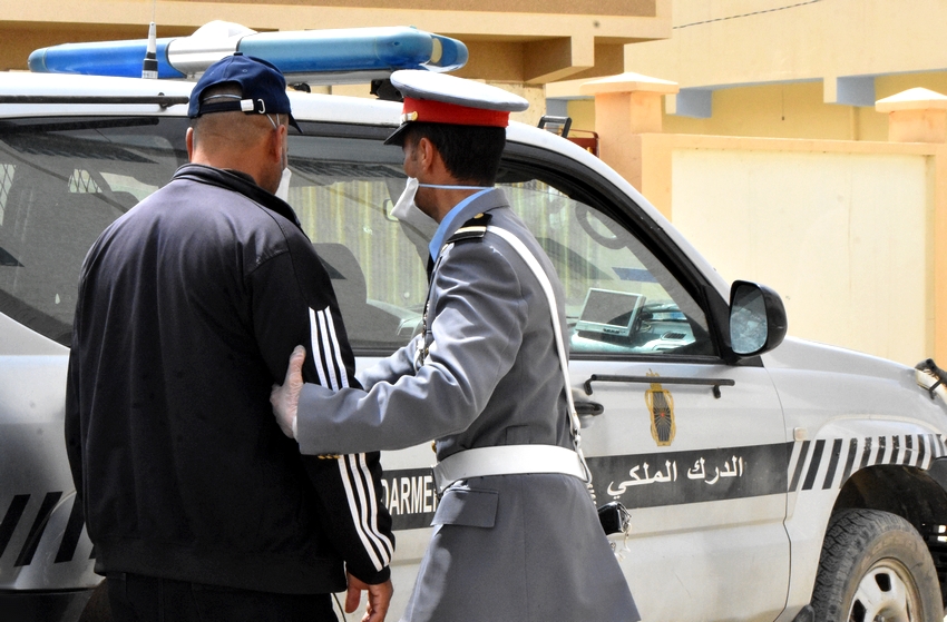 الدرك الملكي ينجح في توقيف ثلاثة جانحين ظهروا في فيديو يتبادلون الضرب والجرح وحيازة السلاح الأبيض ببومية