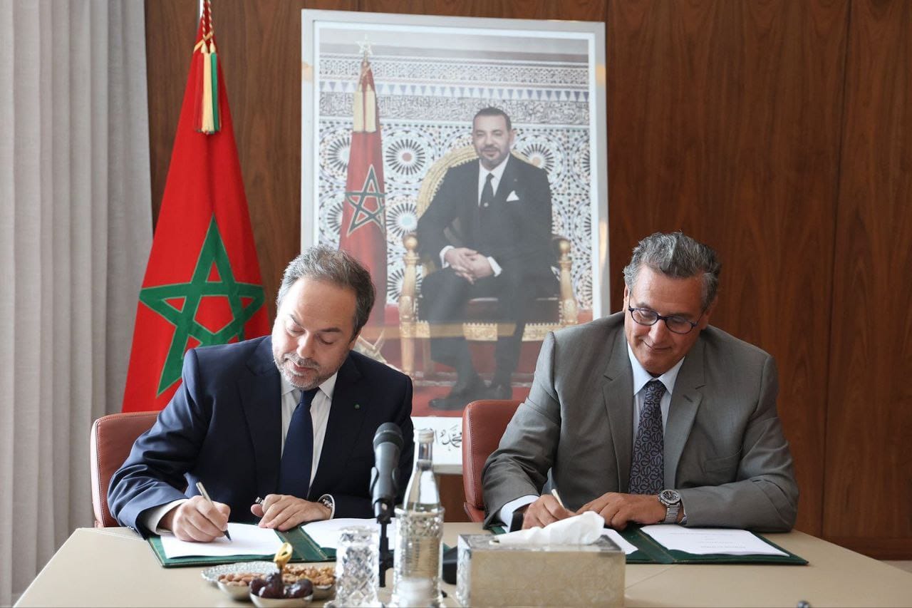 التوقيع على عقد برنامج (2023-2037) بين الحكومة وشركة الخطوط الملكية المغربية للرفع من مساهمة الدولة في رأسمال الشركة ومضاعفة أسطولها الجوي