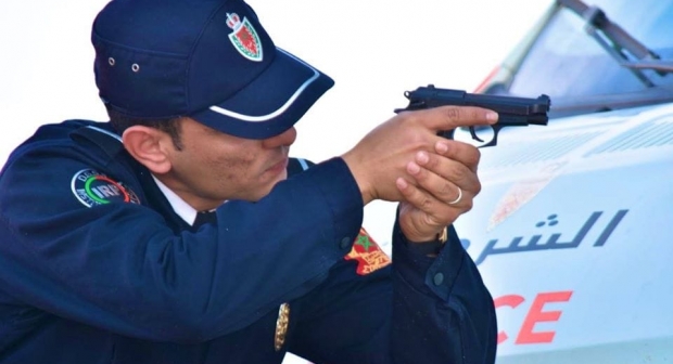 مفتش شرطة بفاس يضطر لاستخدام سلاحه الوظيفي لتحييد الخطر الصادر عن شخصين عرضا أمن الأشخاص لتهديد جدي (مصدر أمني)