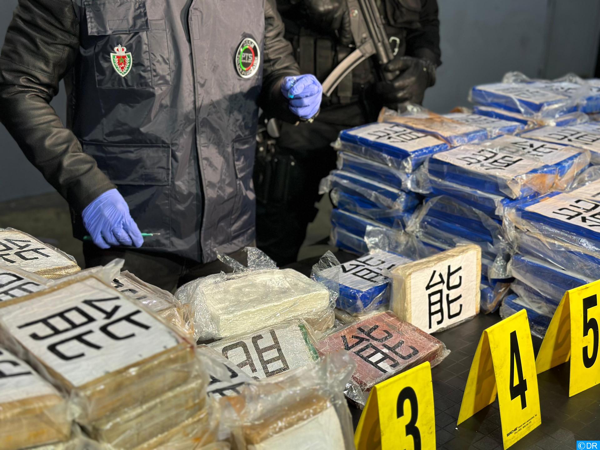 ميناء طنجة المتوسط .. إجهاض عملية للتهريب الدولي للمخدرات القوية وحجز أزيد من طن واحد و488 كلغ من مخدر الكوكايين (بلاغ)