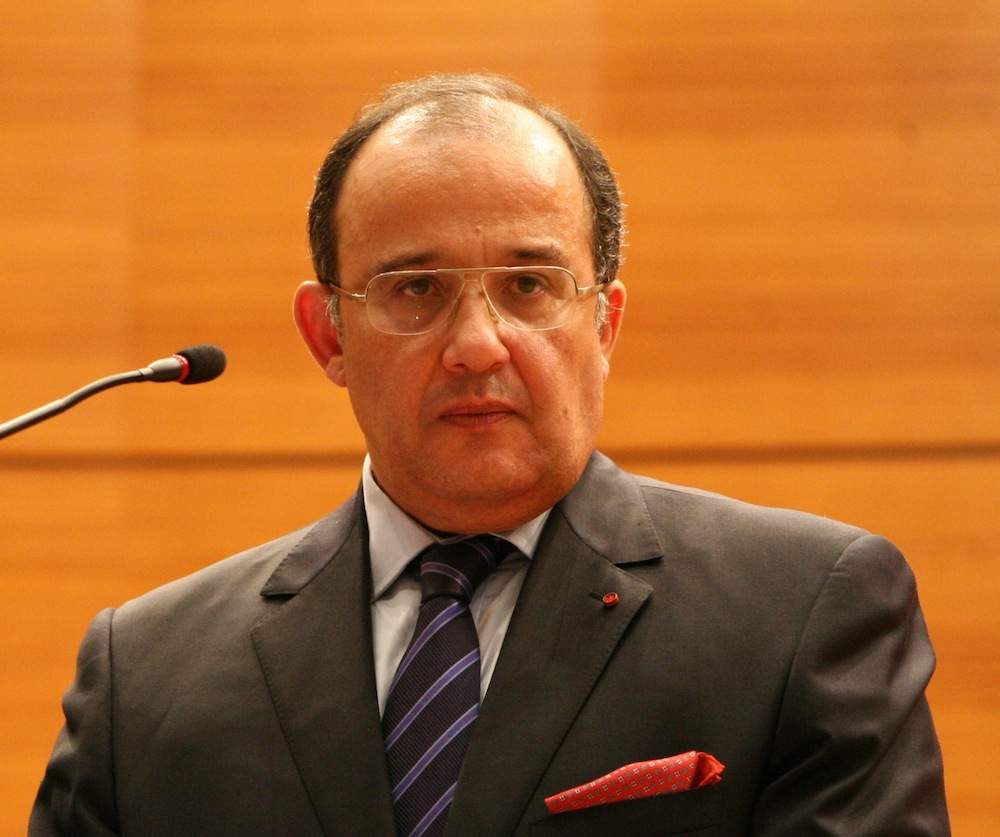 المستشار في مرمى النيران .. القصة الكاملة لظهور اسم “الفاسي الفهري” في أوراق الشيطان