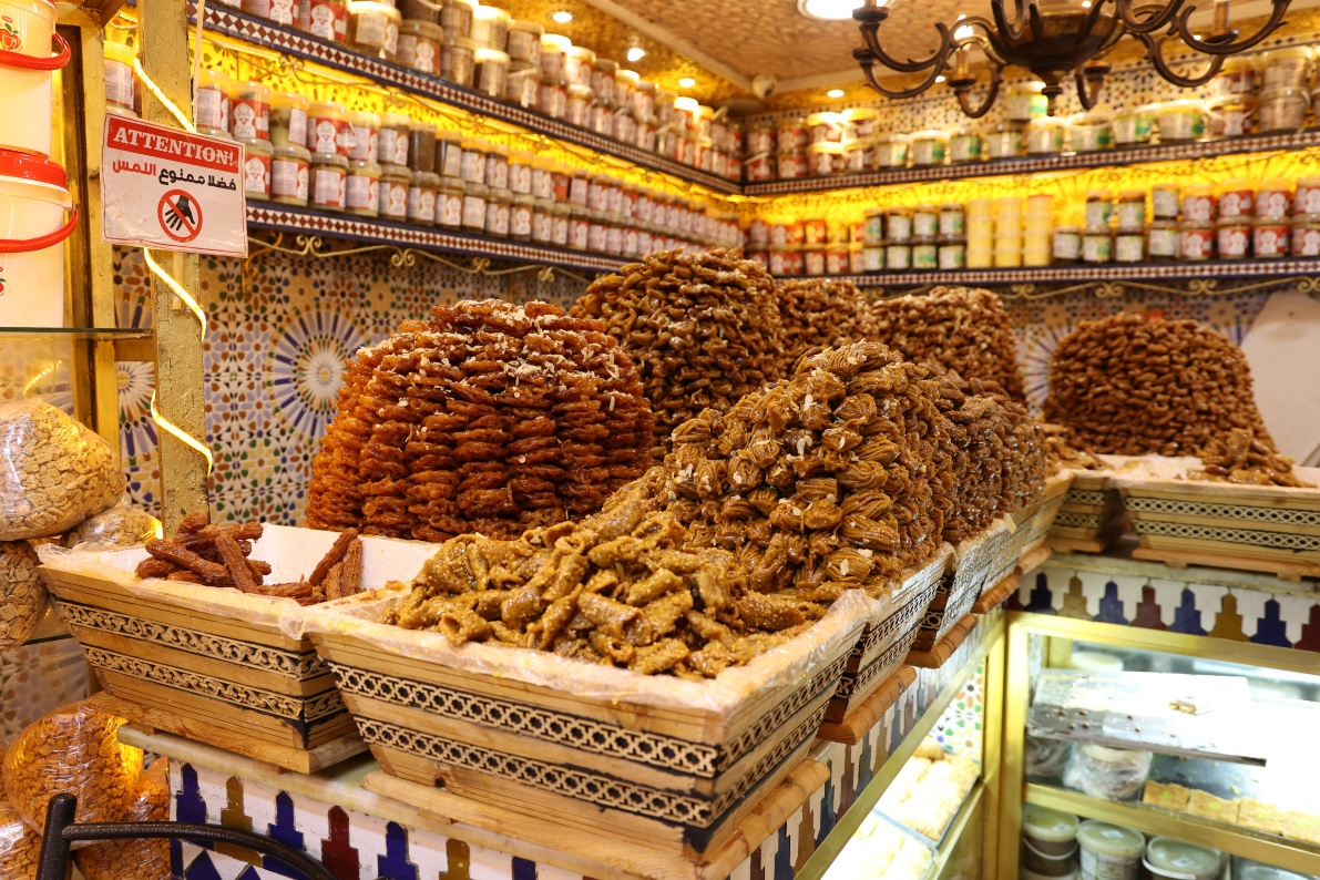 فاس .. مائدة فطور رمضان تعكس غنى التقاليد من خلال تنوع الحلويات