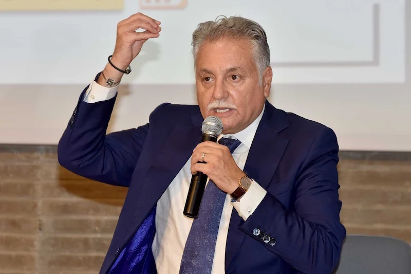 إفلاس “البراند” وانتحار “اللوك” .. النزق الصبياني يرتدي بذلة التجمعيين الأحرار! وبنعبد الله يعلم “الغلمان” أصول الفطام السياسي