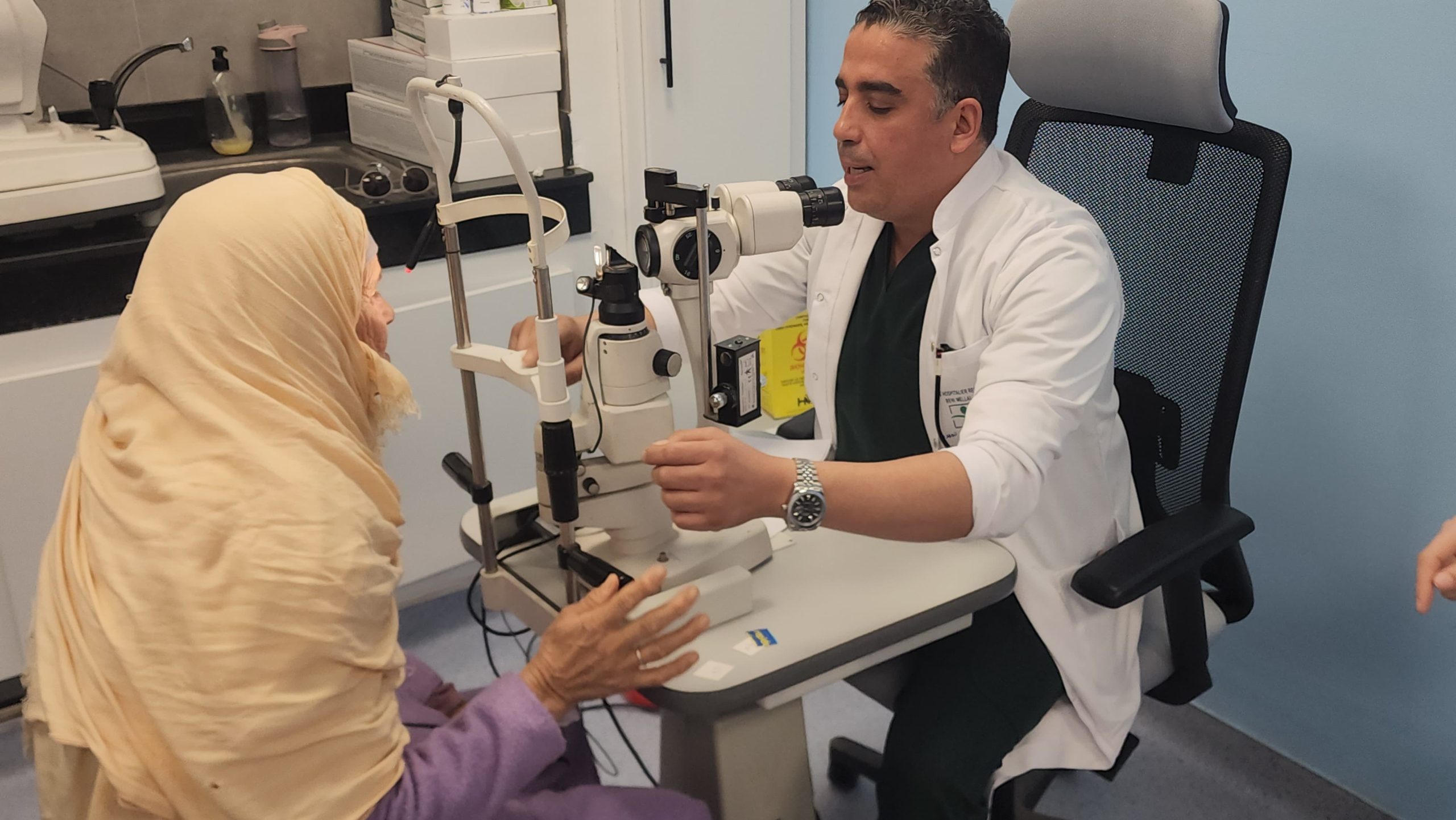 منير حسون .. حين يختار “طبيب الفقراء” أن يعيد النور لعيون بني ملال